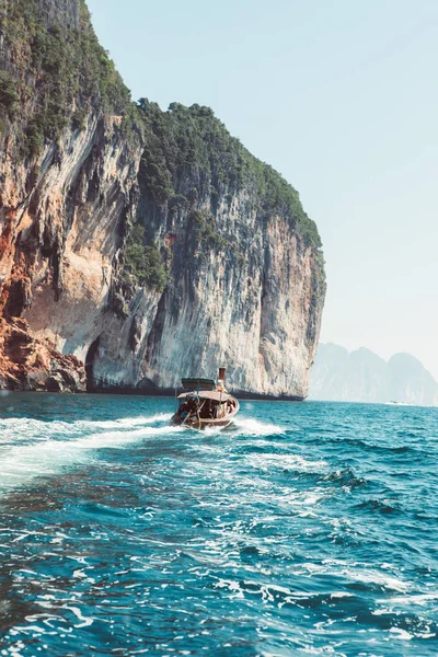 Fondo de vacaciones de viaje con un barco turístico en frente . — Foto de Stock