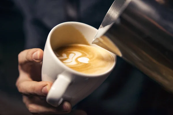 Mano de barista haciendo latte o cappuccino primer plano — Foto de Stock
