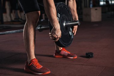 adam içinde jimnastik salonu