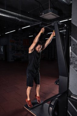 adam içinde jimnastik salonu