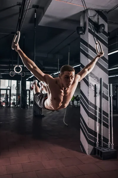 Ung manlig idrottsman med gymnastiska — Stockfoto