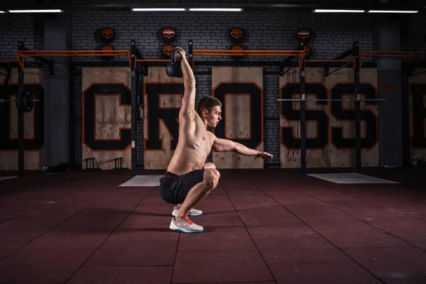 피트 니스 Kettlebells 스윙 운동 남자 운동 — 스톡 사진