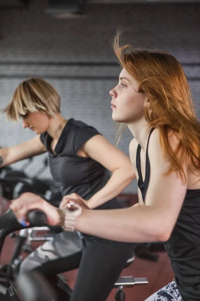 Pessoas esportivas durante o treinamento cardio — Fotografia de Stock