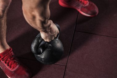 kettlebell eğitim salonunda