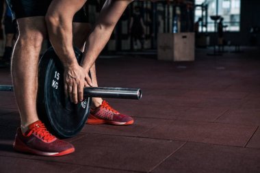 Genç atlet ağırlık kaldırma eğitim için hazırlanıyor