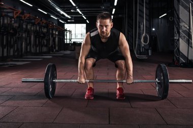 Kaslı erkekler Deadlift kaldırma