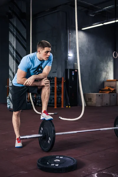 Jeune athlète sportif au gymnase — Photo