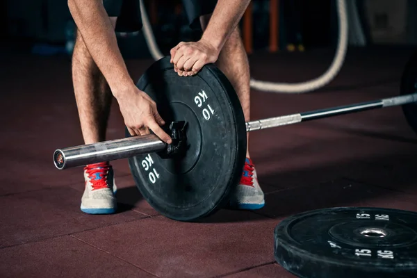 Jovem atleta se preparando para o treinamento de levantamento de peso — Fotografia de Stock