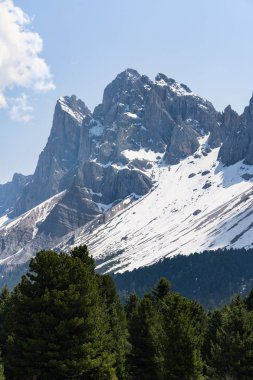 Yeşil ormanın üzerindeki kayalık dağ manzarası, mavi gökyüzü...