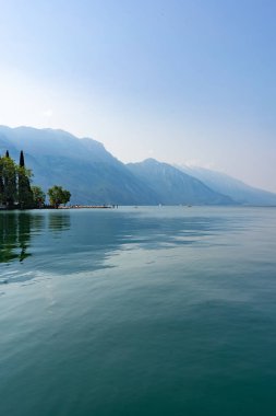 Kristal berrak su ve mavi gökyüzüyle inanılmaz bir göl manzarası.