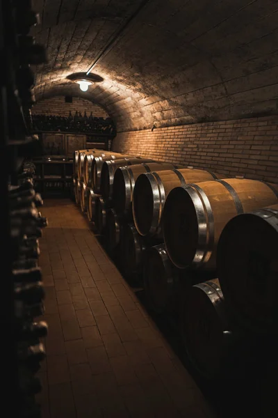 Barricas de vino viejo en la bóveda de la bodega — Foto de Stock