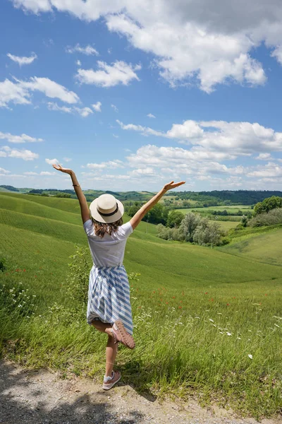 Tourist woman enjoying the fantastic view in Tuscany. — Stock Photo, Image
