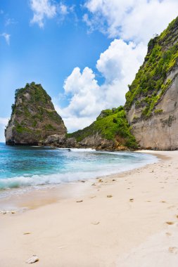 Uçurumlarla çevrili turkuaz tropikal körfez. Nusa Penida, Bali, 