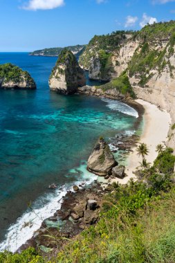 Uçurumlarla çevrili turkuaz tropikal körfez. Nusa Penida, Bali, 