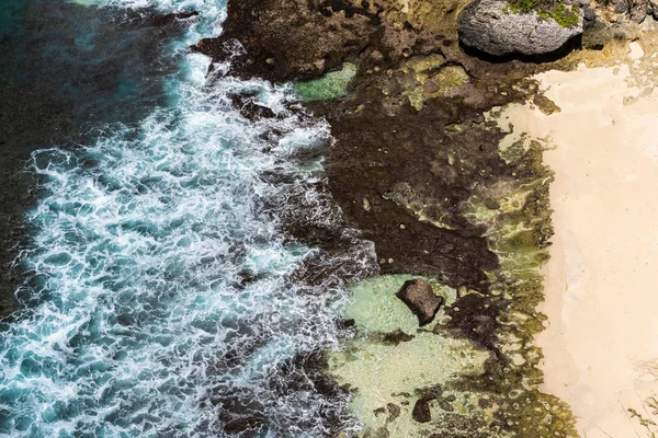 Vista aérea épica de las olas del océano azul estrellándose en la costa rocosa —  Fotos de Stock