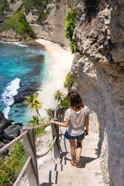 Giovane donna sulla scala per la bellissima spiaggia di diamanti, Nusa — Foto Stock