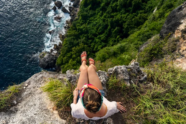 Ragazza seduta sulla scogliera — Foto Stock