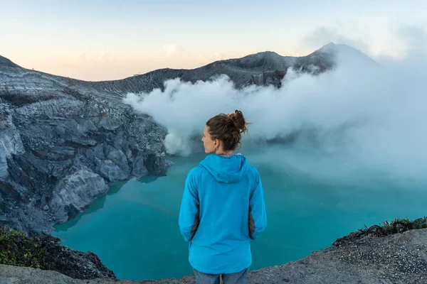 Backpacking in Asia, looking for dreamscape. Woman standing on c — Stock Photo, Image