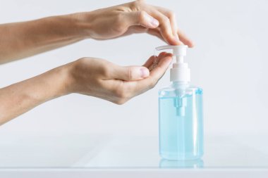 Dezenfektan jeli kullanıyor. Coronavirus önleme yayılımı.