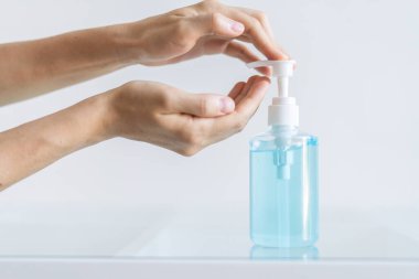 Coronavirus önleme yayıldı. El yıkamaya alternatif dezenfektan jeli kullanmak. Kapat.