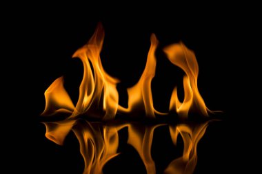 alevler siyah arkaplanda