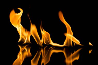 alevler siyah arkaplanda