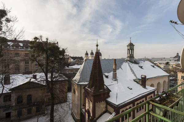 Ongewone weergave van Lviv van bovenste verdieping venster — Stockfoto