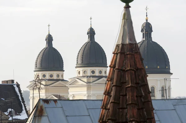Vue inhabituelle de Lviv depuis la fenêtre du dernier étage — Photo