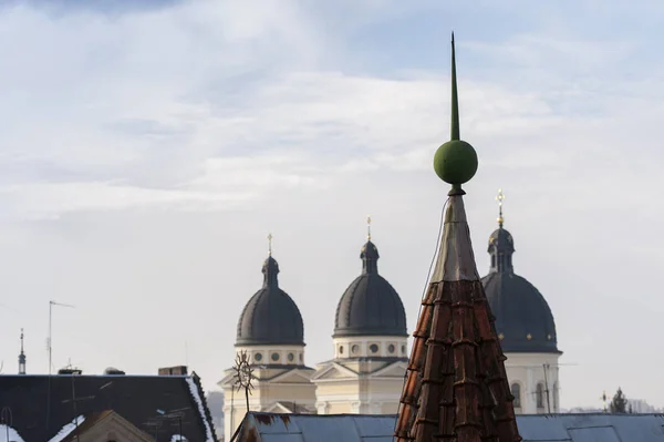 Vue inhabituelle de Lviv depuis la fenêtre du dernier étage — Photo