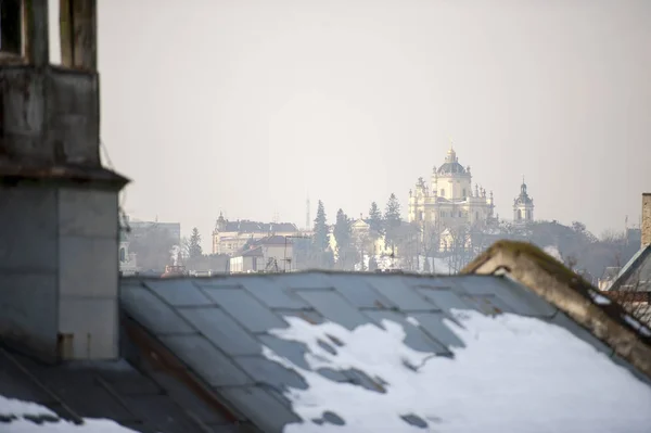 Vue inhabituelle de Lviv depuis la fenêtre du dernier étage — Photo