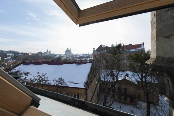 Rendkívüli kilátás az emeleti ablakból Lviv — Stock Fotó