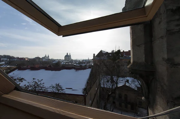 Vista incomum de Lviv da janela do piso superior — Fotografia de Stock