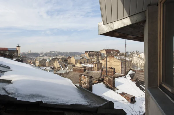 Vue inhabituelle de Lviv depuis la fenêtre du dernier étage — Photo