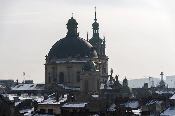 Vista incomum de Lviv da janela do piso superior — Fotografia de Stock
