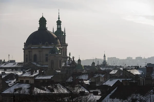 Ongewone weergave van Lviv van bovenste verdieping venster — Stockfoto