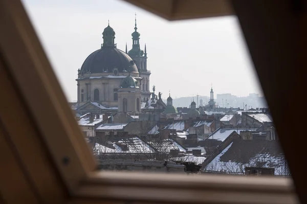 꼭대기 층 창에서 Lviv의 특이 한 보기 — 스톡 사진