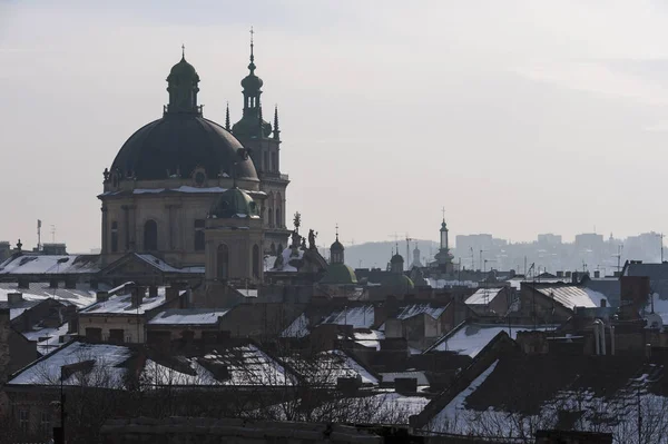 Vue inhabituelle de Lviv depuis la fenêtre du dernier étage — Photo