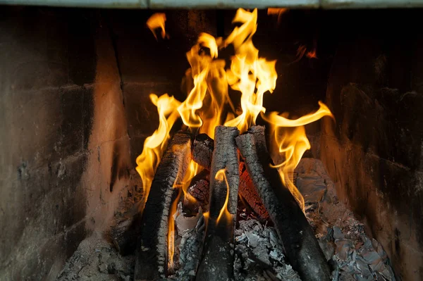 Den varma stämningen vid den öppna spisen — Stockfoto