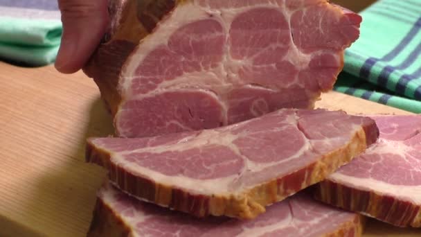 Gesneden ham op een houten bord — Stockvideo