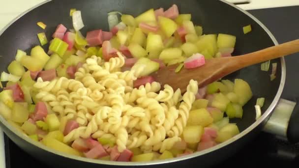 Verduras fritas, pasta, jamón en una sartén — Vídeos de Stock
