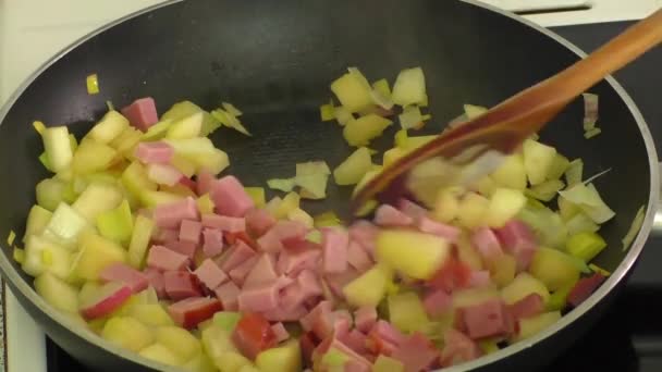 Verduras fritas, jamón en una sartén — Vídeos de Stock