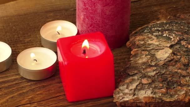 Bougies flamboyantes sur table en bois — Video