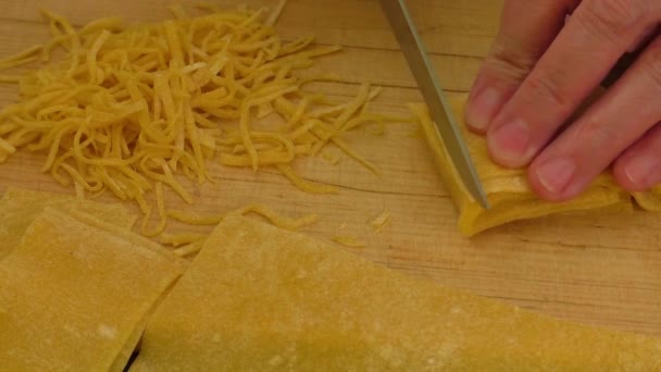 Woman hands of chef making egg homemade noodles — Stock Video