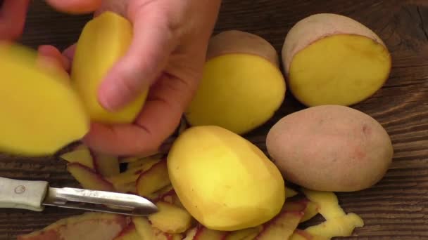 Cortar la patata en un cocinero de mesa — Vídeo de stock