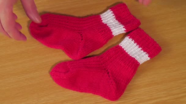 Παιδικά ρούχα. Κόκκινες κάλτσες πλεκτό παιδικό — Αρχείο Βίντεο