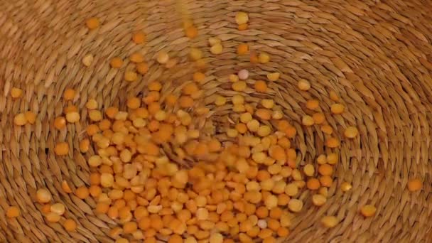 Graines de pois secs jaunes couchées dans un panier en osier — Video