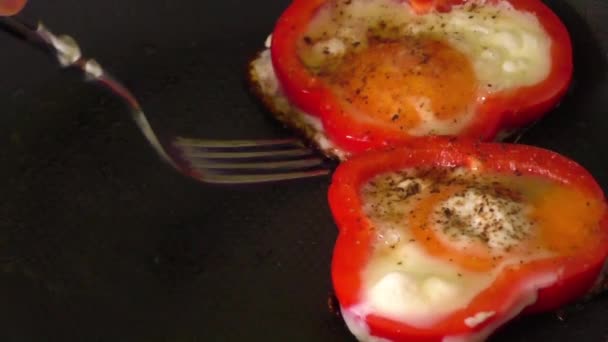 Fazendo omelete ovo frito em anel de pimenta doce vermelha — Vídeo de Stock