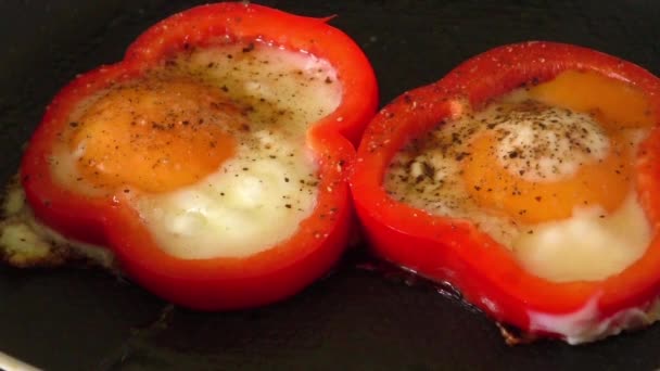 Making omelet fried egg  in red sweet pepper ring — Stock Video