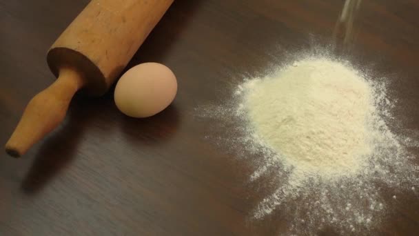 Tamizar la harina que cae en la mesa de la panadería — Vídeos de Stock