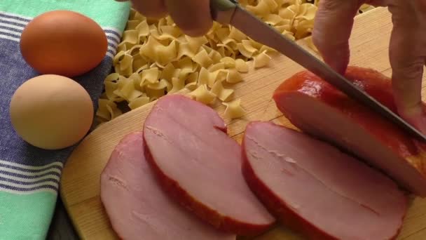 Mãos de mulher cortando bacon de porco — Vídeo de Stock